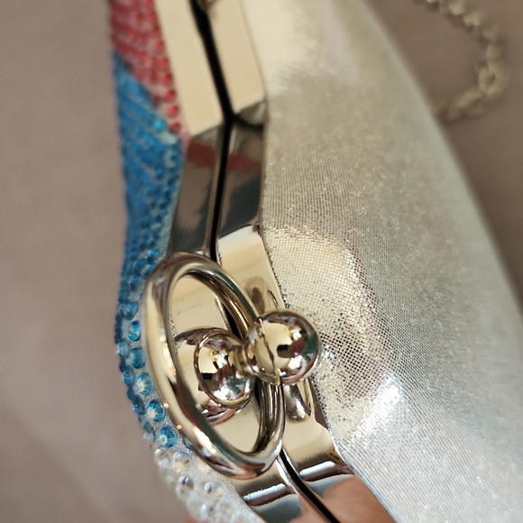 Sparkled star shape red, silver, and blue crossbody bag with chain strap - Picture 11 of 13